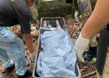Corpo em decomposição é encontrado enterrado em cova rasa