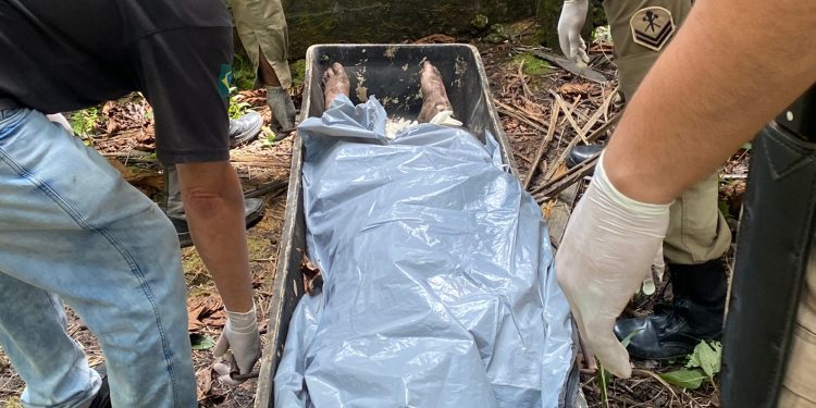 Corpo em decomposição é encontrado enterrado em cova rasa