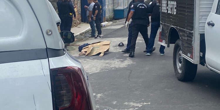 Morador de rua é morto com cinco tiros e colega fica ferido no Centro de Manaus