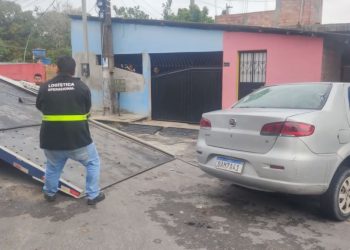 Carro capota e dois assaltantes ficam feridos após perseguição policial