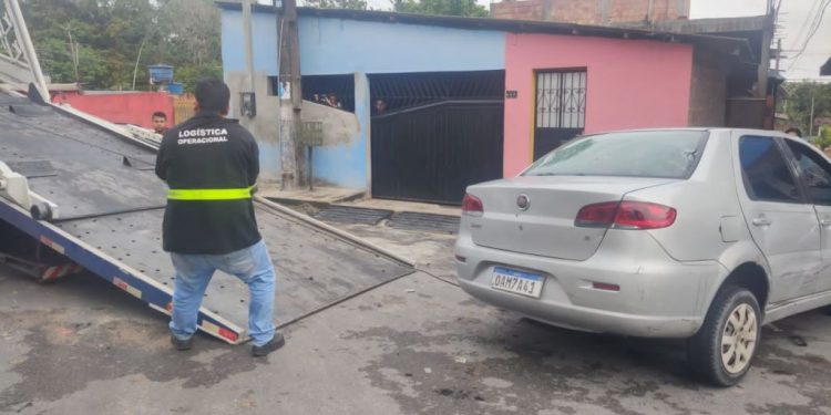 Carro capota e dois assaltantes ficam feridos após perseguição policial