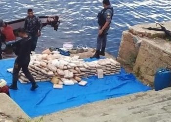 Canoa bate e mais de 200 Kg de drogas cai em rio no Amazonas