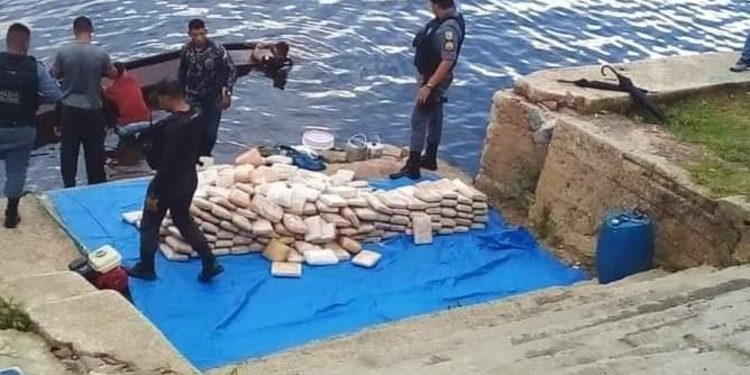 Canoa bate e mais de 200 Kg de drogas cai em rio no Amazonas