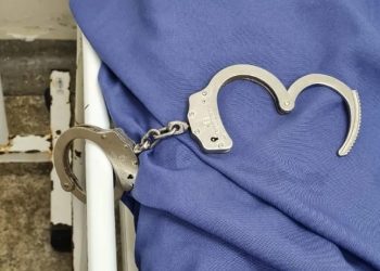 Esposa usa dispositivo para destravar algema e ajudar marido a fugir de hospital