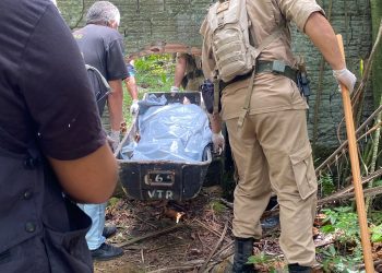 Veja remoção do corpo encontrado em matagal no bairro Flores