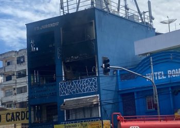 Incêndio atinge prédio no centro de Manaus