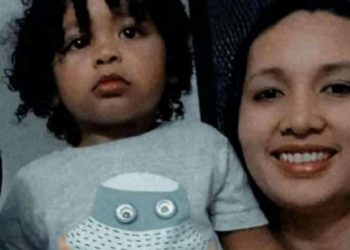 Aprendendo a dirigir, mulher atropela e mata mãe e filho de 2 anos