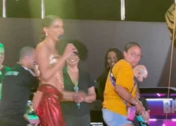 Fã sobe em palco e engana Anitta: ‘mentirosa, golpista’; veja vídeo