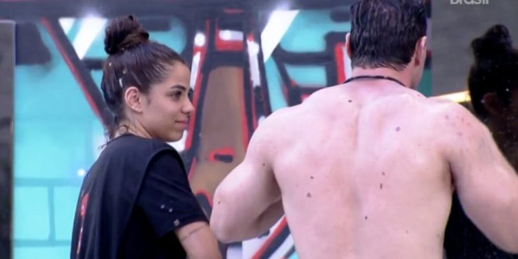 Key Alves tenta justificar eliminação e recebe consolo de Gustavo