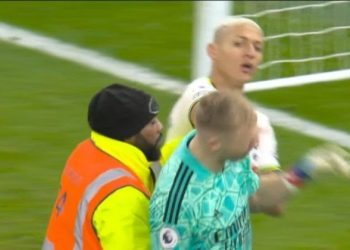 VÍDEO: Em dia de ‘fúria’, Richarlison empurra brasileiro e agride goleiro rival