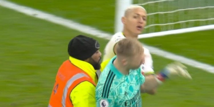 VÍDEO: Em dia de ‘fúria’, Richarlison empurra brasileiro e agride goleiro rival