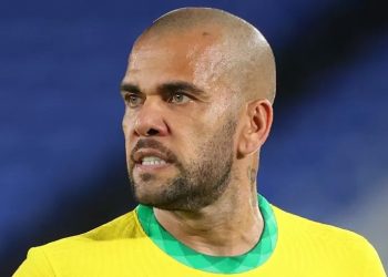 Daniel Alves se manifesta após acusação de assédio sexual