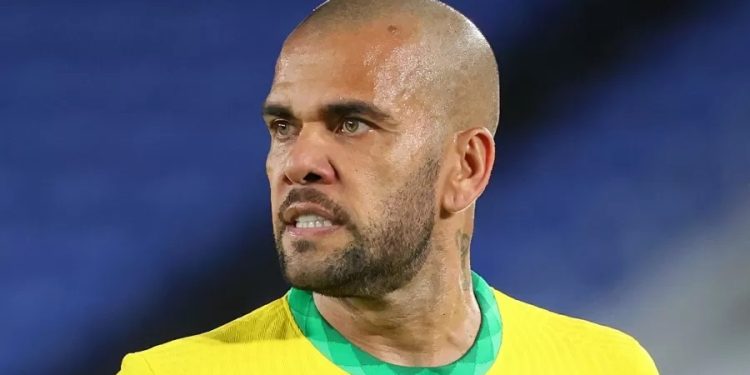 Daniel Alves se manifesta após acusação de assédio sexual