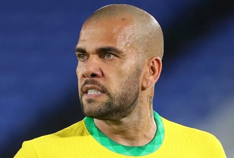 Daniel Alves se manifesta após acusação de assédio sexual