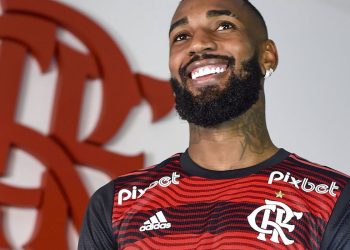 Meio-campista Gerson retorna ao Flamengo com contrato até 2027