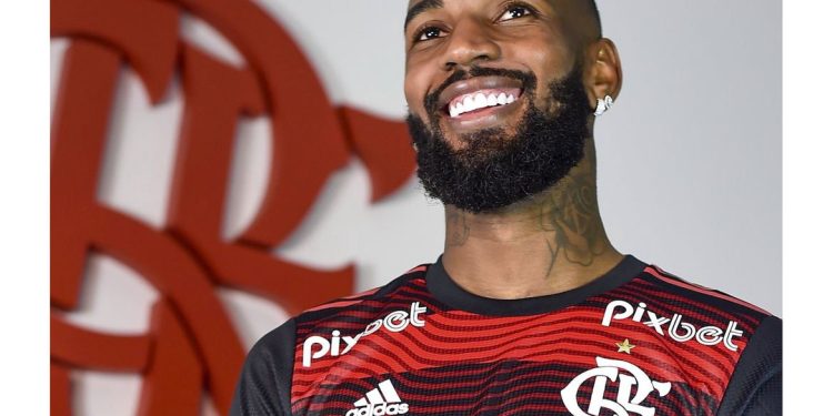 Meio-campista Gerson retorna ao Flamengo com contrato até 2027