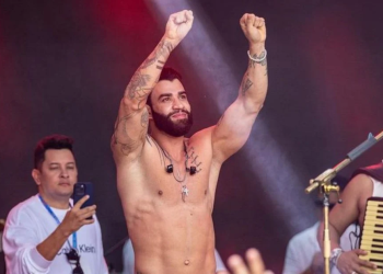 Gusttavo Lima expulsa fã que jogou cerveja nele de Réveillon de luxo