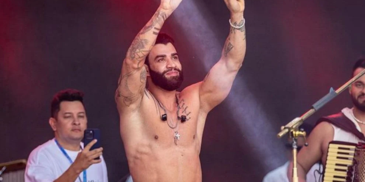 Gusttavo Lima expulsa fã que jogou cerveja nele de Réveillon de luxo