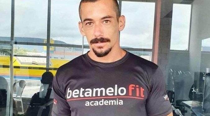 Instrutor de academia erra série e morre ao cair de cabeça