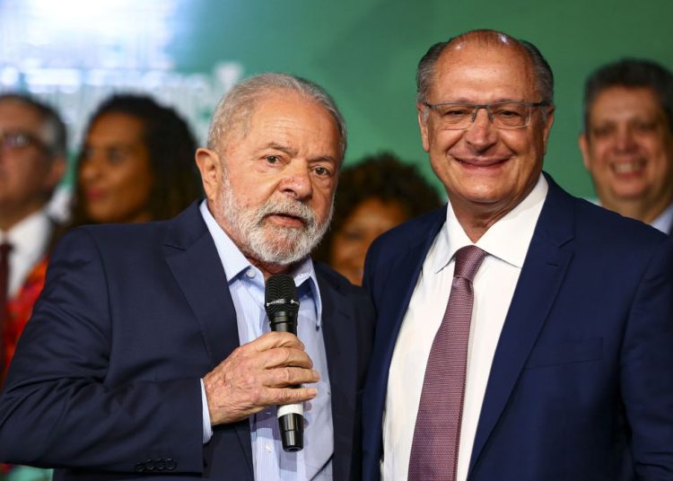 Lula e Alckmin tomam posse hoje; entenda o rito