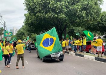 Após determinação de Moraes, bolsonaristas são retirados de frente do CMA