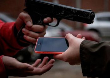 Adolescente leva tiro na cabeça após se recusar a entregar celular para criminosos