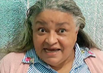 Pastora comemora morte de marido e ostenta certidão de óbito