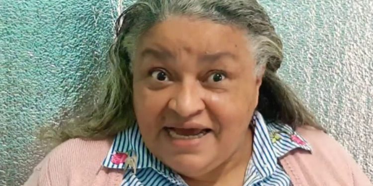 Pastora comemora morte de marido e ostenta certidão de óbito