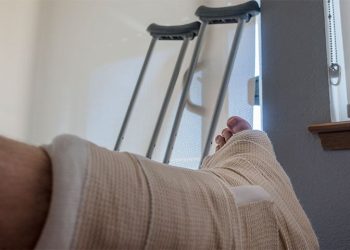 Amante quebra os pés ao pular de 2º andar para fugir de marido que flagrou traição
