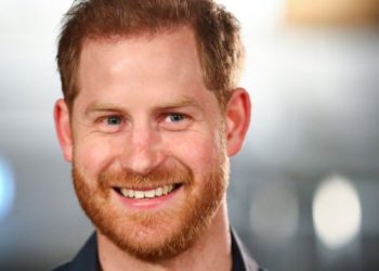 Príncipe Harry diz que fumou um ‘beck’ enquanto esposa e filho dormiam