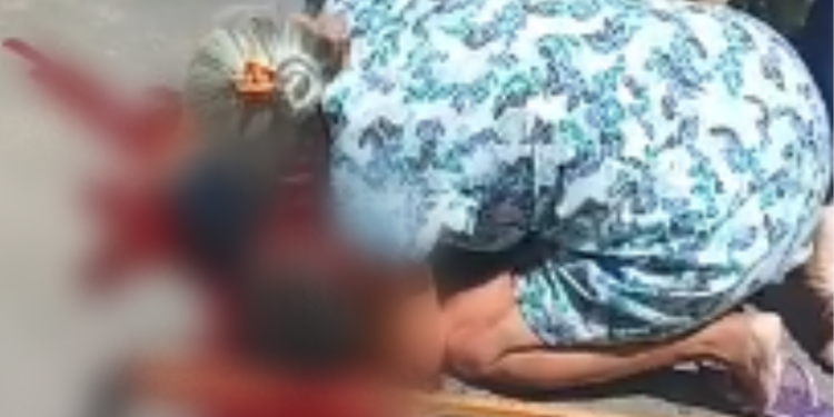Vídeo: mãe se desespera ao ver filho de muleta morto a tiros
