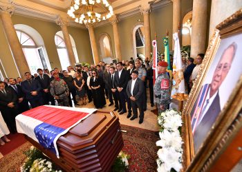 Autoridades políticas como David Almeida e Wilson Lima participaram do velório do Amazonino Mendes realizado no Teatro Amazonas