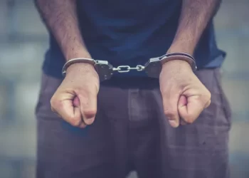 Drogado, filho corta os pulsos ao tentar agredir a mãe de 86 anos