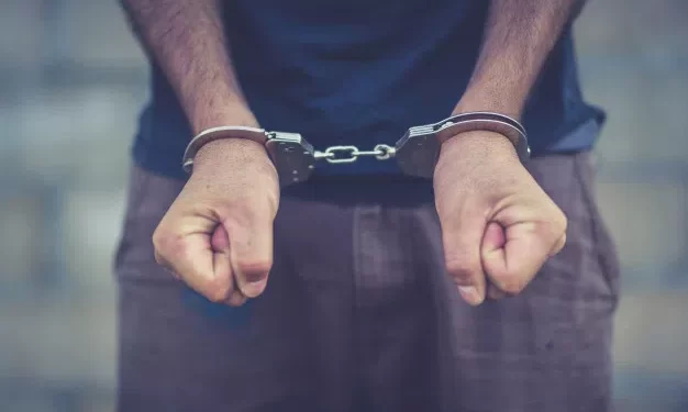 Drogado, filho corta os pulsos ao tentar agredir a mãe de 86 anos