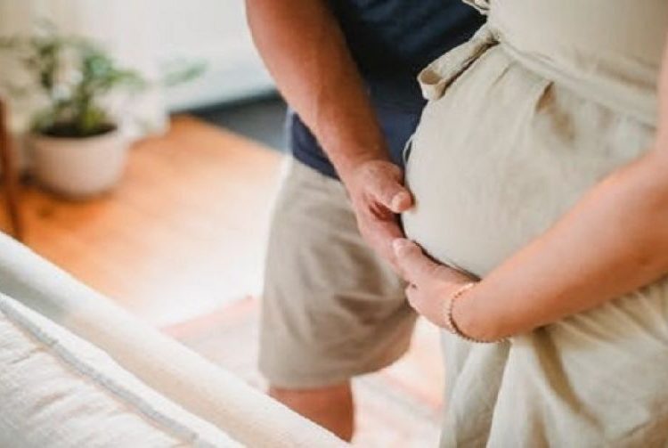 Grávida se revolta ao saber que marido quer dar o nome da ex- namorada à filha