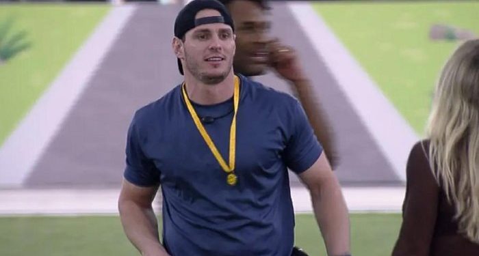 Pela segunda vez seguida, Gustavo ganha liderança e escapa do Paredão