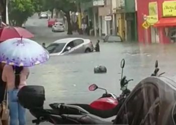 Vídeos registram alagamentos em diversas ruas do Centro durante a chuva
