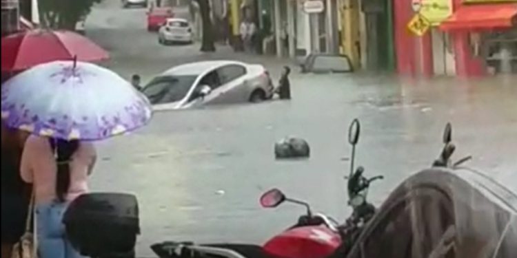 Vídeos registram alagamentos em diversas ruas do Centro durante a chuva