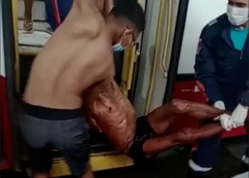 Vídeo chocante mostra homem banhado em sangue dentro de ônibus no T2