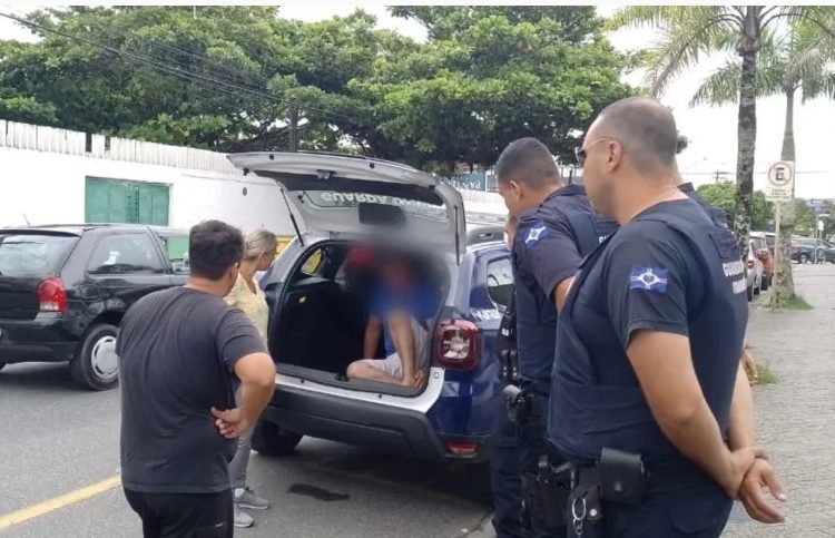 Passageira pula de carro de aplicativo após motorista mudar rota para levá-la “a um lugar bonito”