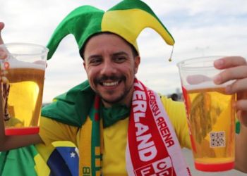 A venda de cerveja no país cresceu 8% em 2022, ou seja, mais de 8 mil piscinas olímpicas que o brasileiro consome.