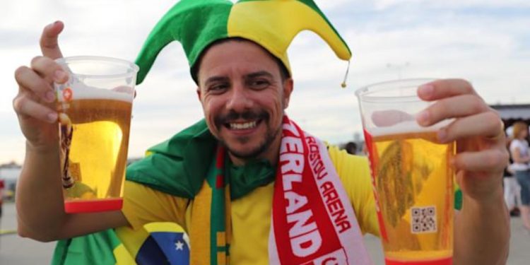 A venda de cerveja no país cresceu 8% em 2022, ou seja, mais de 8 mil piscinas olímpicas que o brasileiro consome.