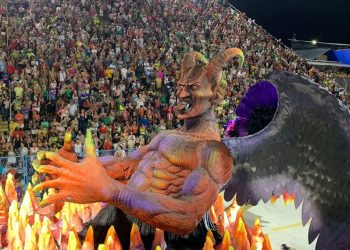 A escola de samba carioca Acadêmicos do Salgueiro desfilou na Sapucaí, no Rio de Janeiro, com um carro que gerou polêmica.