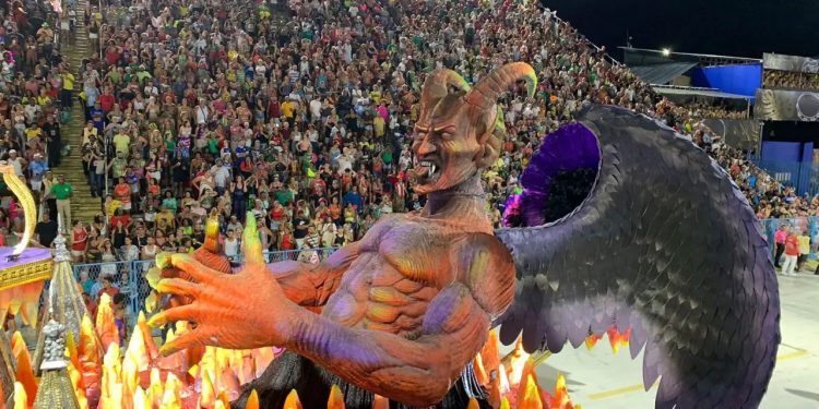 A escola de samba carioca Acadêmicos do Salgueiro desfilou na Sapucaí, no Rio de Janeiro, com um carro que gerou polêmica.