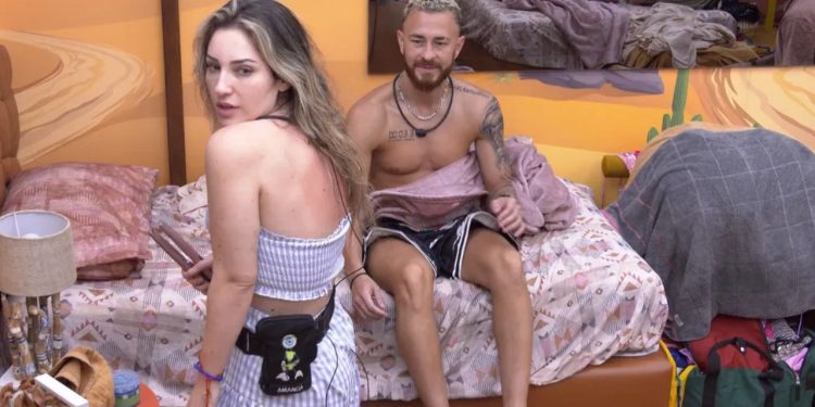 No Quarto Deserto, os brothers conversam sobre amenidades. Pouco antes, Cara de Sapato fez uma massagem em Amanda. Ao entrar no ambiente, Bruna Griphao questiona o lutador: 'E aí, eu não ganho uma massagem, não?".