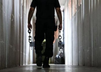 Ex-agente penitenciário que fornecia armas e celulares para os detentos é preso