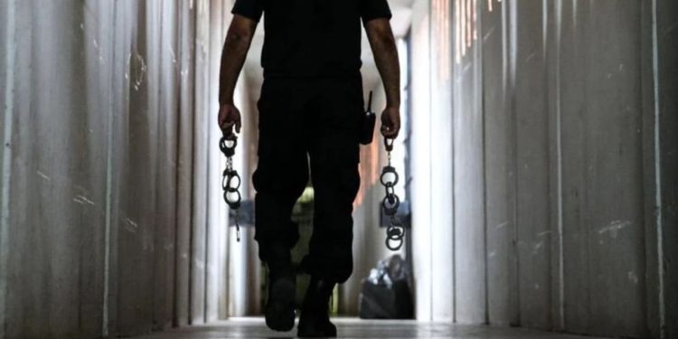 Ex-agente penitenciário que fornecia armas e celulares para os detentos é preso