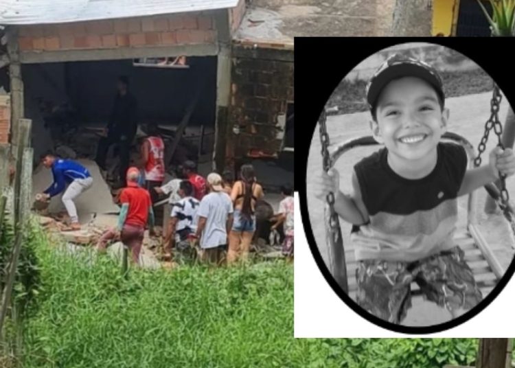 Por conta das chuvas recorrentes no Amazonas, infelizmente uma criança morreu soterrada após a casa onde ele residia desabar.