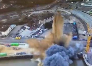 Uma bomba da 2ª Guerra Mundial na Inglaterra causou uma enorme explosão, que pôde ser ouvida a vários quilômetros de distância.