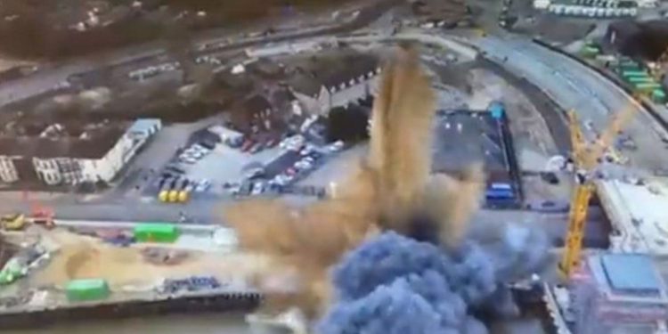 Uma bomba da 2ª Guerra Mundial na Inglaterra causou uma enorme explosão, que pôde ser ouvida a vários quilômetros de distância.